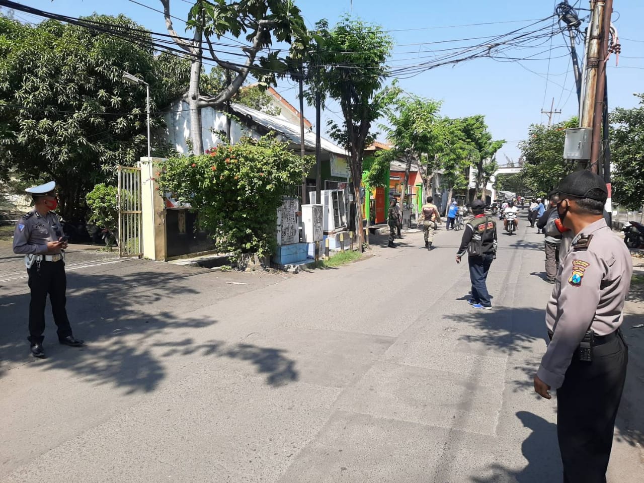 Wakapolsek Kenjeran Pimpin Operasi Penertiban Masker di Jalan Kyai Tambak Deres