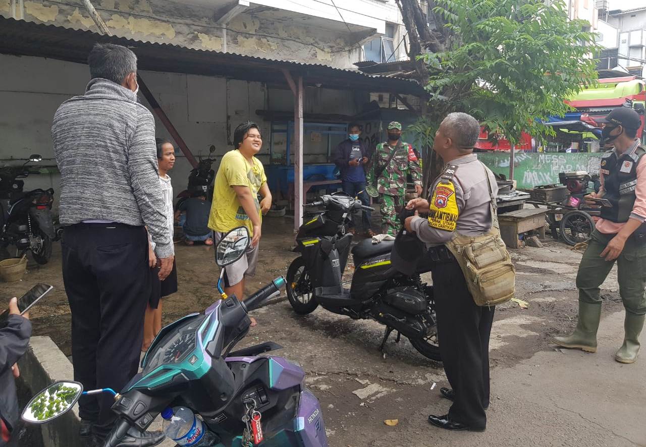 Kanit Reskrim Polsek Pabean Cantikan Pimpin Operasi Masker di Jalan Kalimas Baru