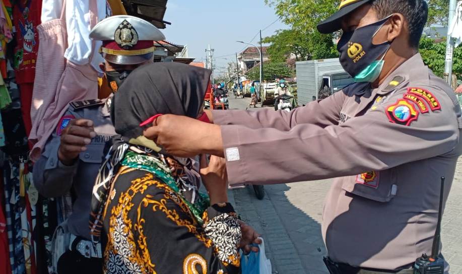 Wakapolsek Kenjeran Pimpin Operasi Masker di Pasar Podo Moro