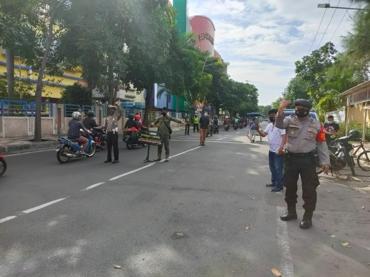 Polsek Pabean Cantikan Laksanakan Operasi Penertiban Masker Bersama Satpol PP di Jalan Stasiun Kota