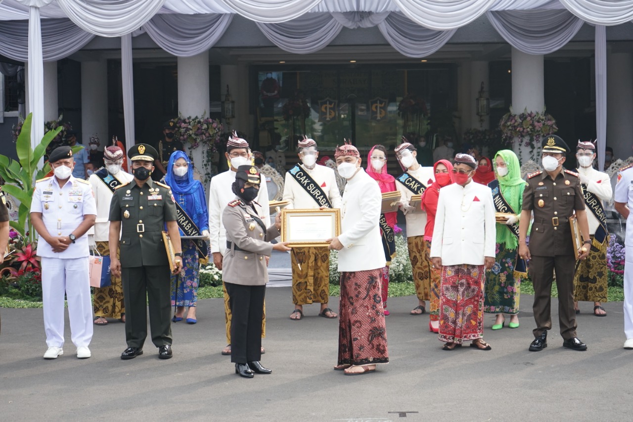 Kapolres Tanjung Perak Terima Penghargaan di Upacara Peringatan HUT Kota Surabaya