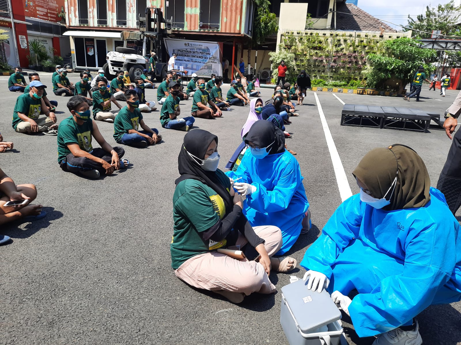 Kapolres Tanjung Perak Pantau Vaksinasi Bonek & Bonita di Lapangan Mako