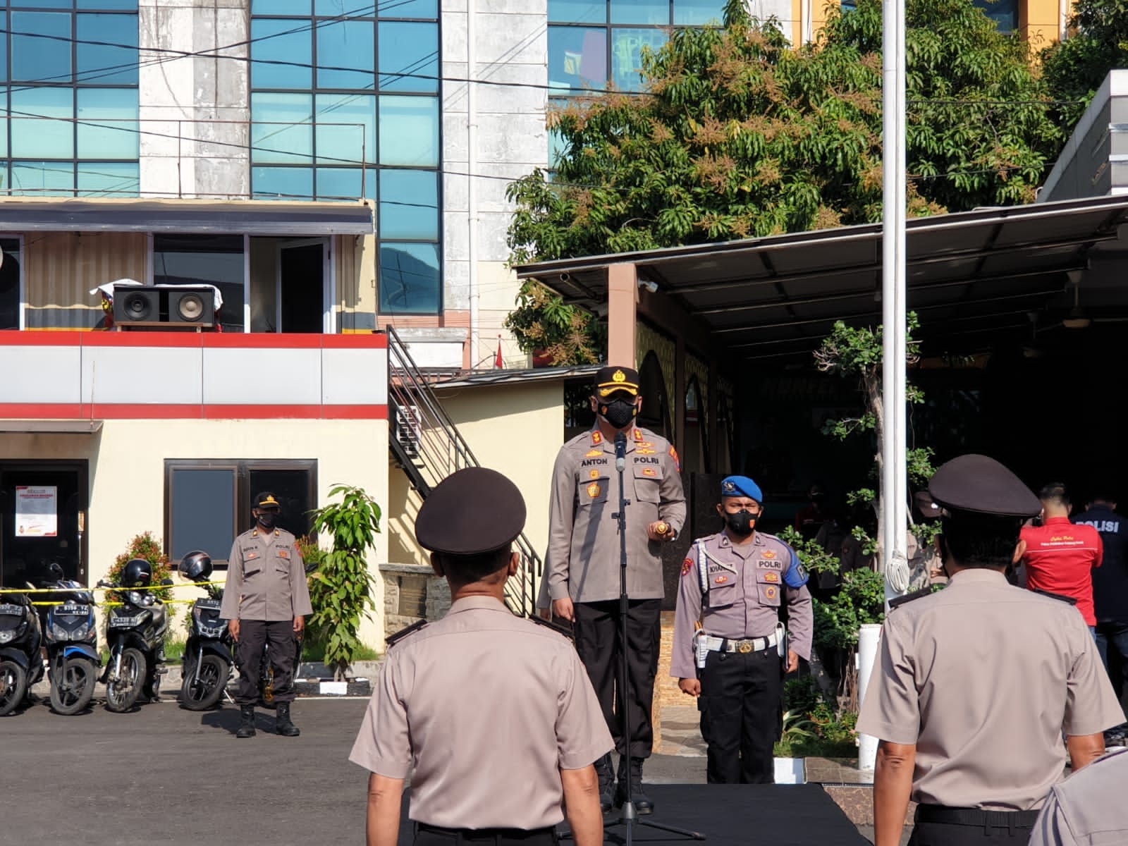 Kapolres Tanjung Perak Pimpin Upacara Purna Bhakti & Penganugerahan Pangkat Pengabdian