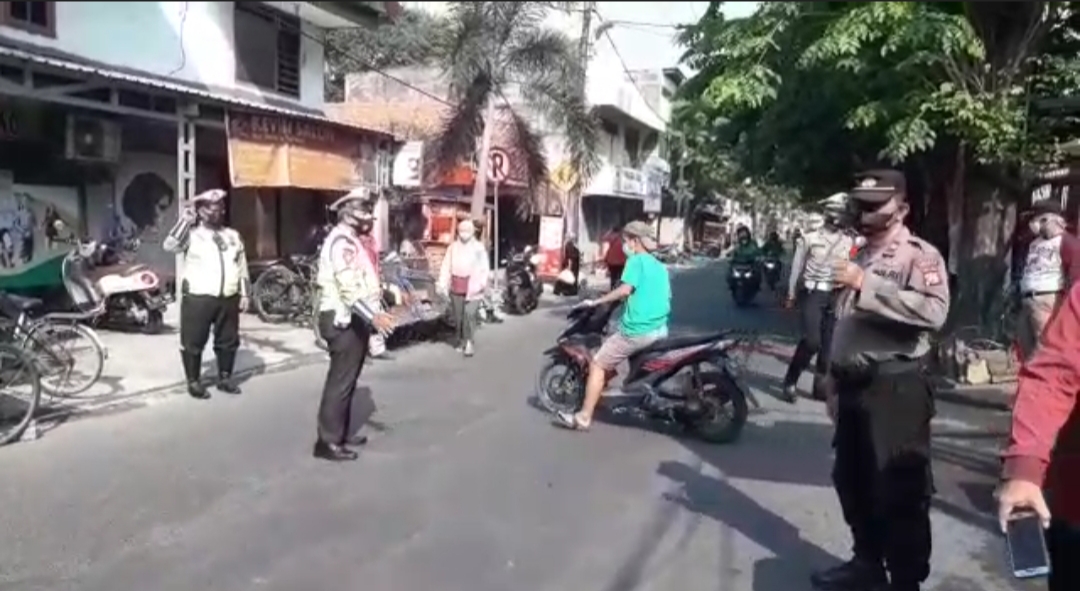 Polsek Asemrowo Bersama Satpol PP Gelar Operasi Masker, Jaring 24 Pelanggar