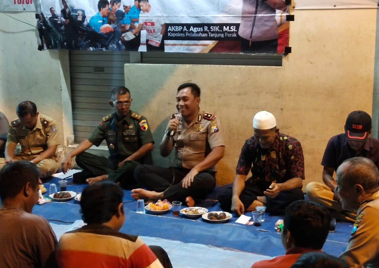 Kapolsek Semampir Berikan Penyuluhan Anti Radikalisme di Acara Cangkrukan