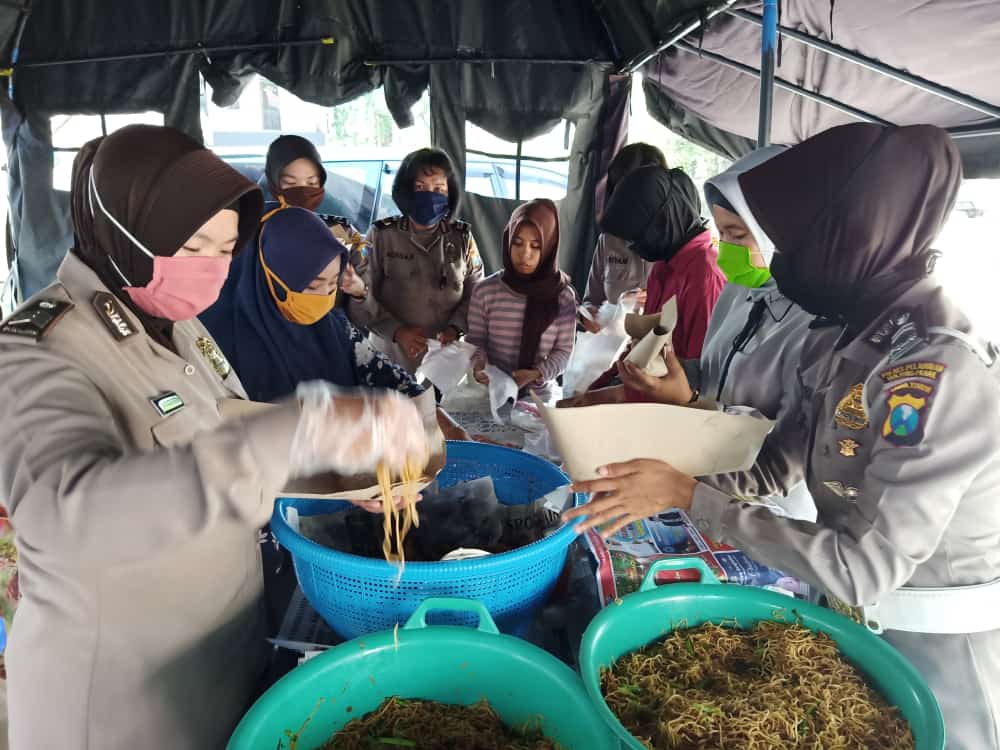 Bantu Masyarakat Terdampak Pandemi Covid-19, Polres Tanjung Perak Terus Bagikan Nasi Bungkus Gratis