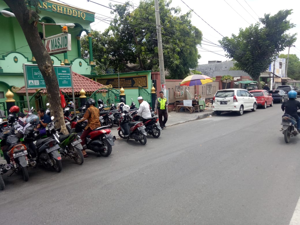 Polsek Kenjeran Amankan Ibadah Sholat Jumat di Masjid As-Shiddiq