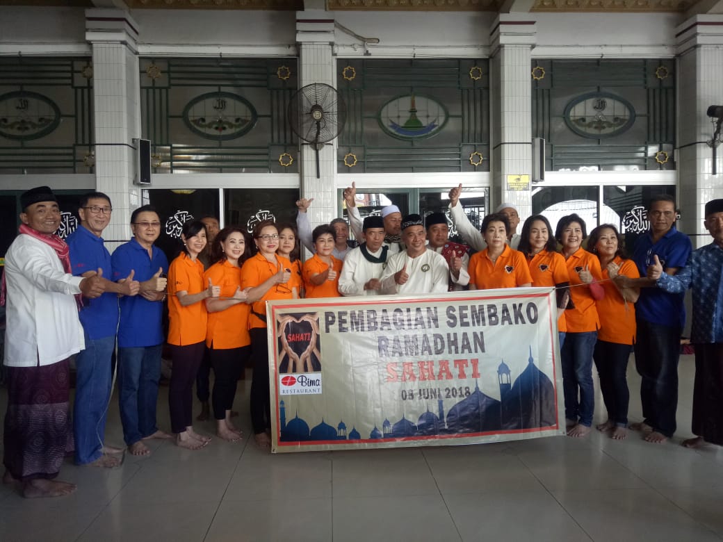 Polsek Krembangan Kawal Pembagian Sembako ke Warga Miskin