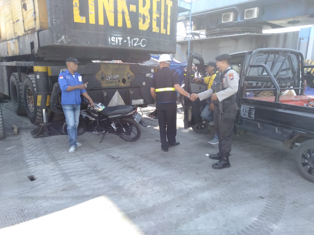 Satsabhara Polres Tanjung Perak Sampaikan Pesan Tertib Berlalu Lintas Kepada Sopir Truk