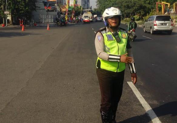 Satlantas Polres Tanjung Perak Berikan Pelayanan Melalui Pengaturan Pagi
