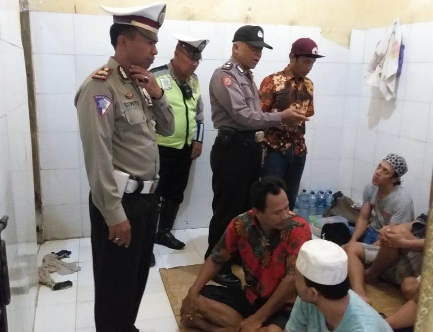 Kanit Lantas Polsek Asemrowo Pimpin Pengecekan Rutin Tahanan