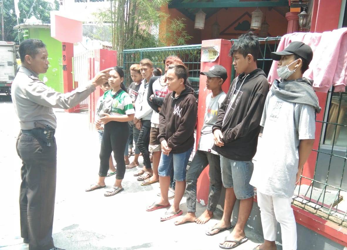Babinkamtibmas Takal Kedinding Sampaikan Pesan Anti Miras Ke Anak-anak Punk