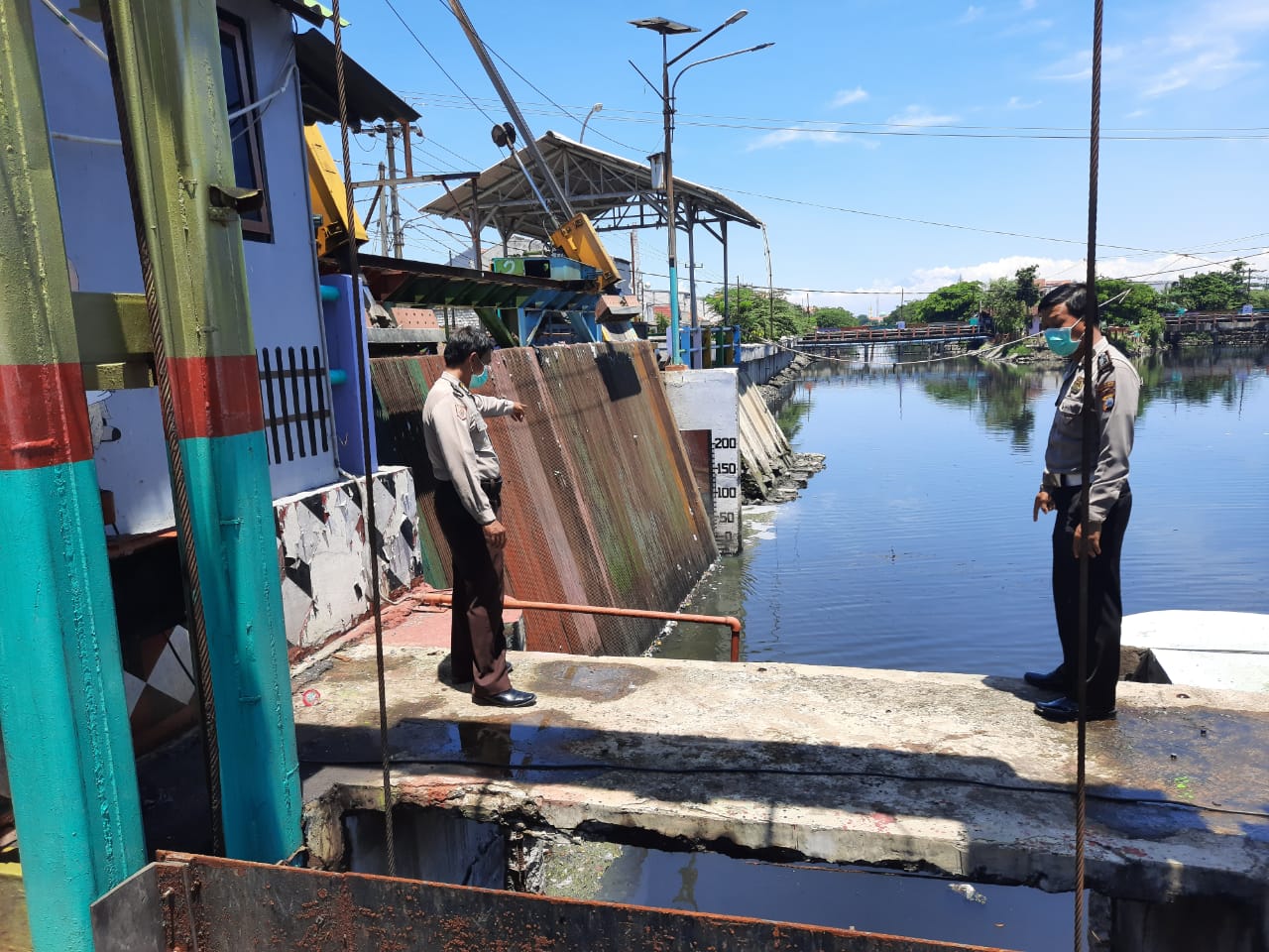 Polsek Kenjeran Pantau Debit Air di Sungai Tambak Wedi