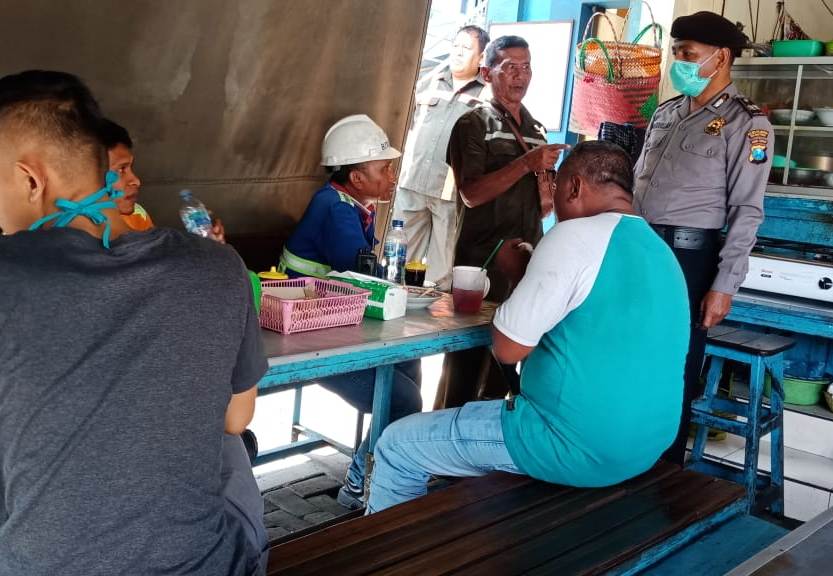 Satsabhara Polres Tanjung Perak Sampaikan Himbauan Jaga Jarak Untuk Cegah Corona