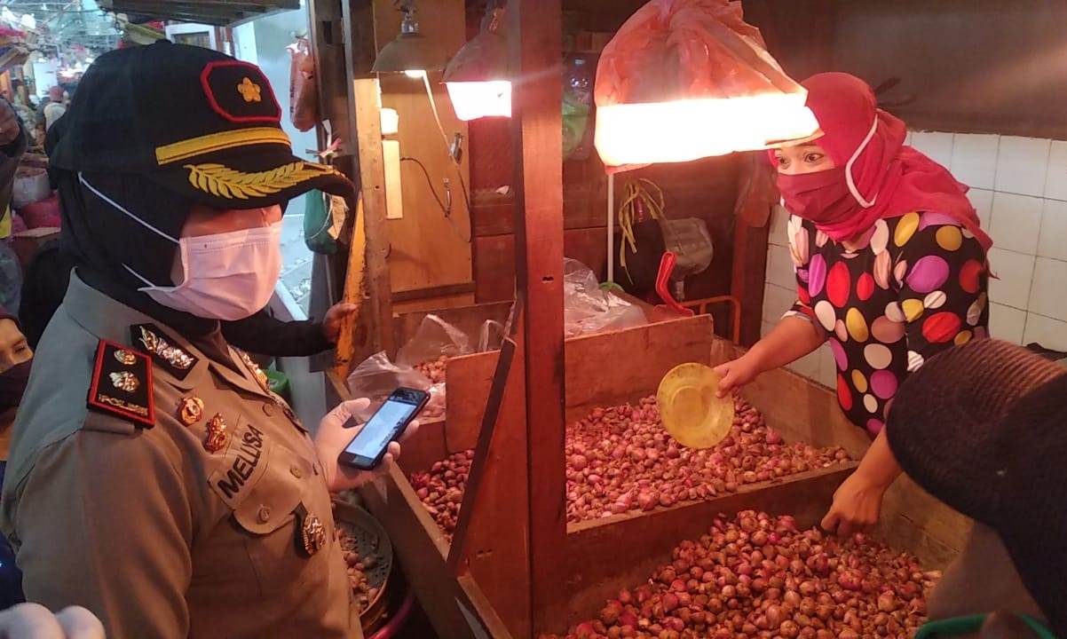 Kapolsek Pabean Cantikan Lakukan Pengecekan Harga Sembako di Pasar Tradisional