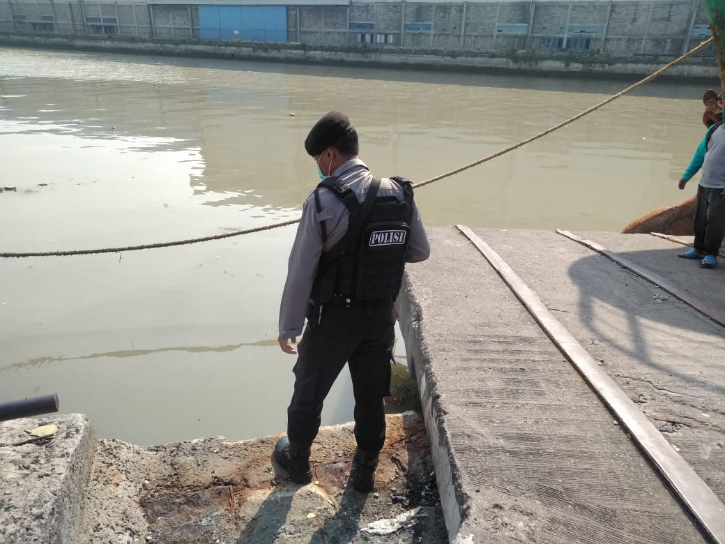 Antisipasi Potensi Banjir, Unit Raimas Satsabhara Polres Tanjung Perak Pantau Debit Air Laut