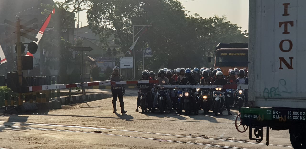 Kanit Turjawali Satlantas Polres Tanjung Perak Lakukan Pengaturan Sore