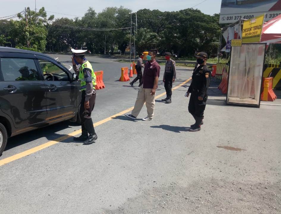 Personil Pospam Tol Tandes Timur Polres Tanjung Perak Lakukan Penyekatan Kendaraan