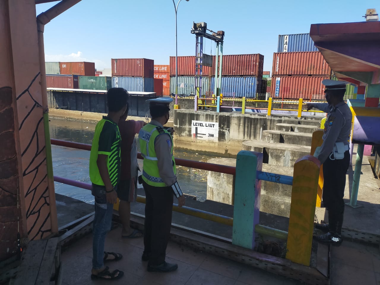 Personil Polsek Asemrowo Pantau Ketinggian Air Sungai, Waspadai Potensi Banjir