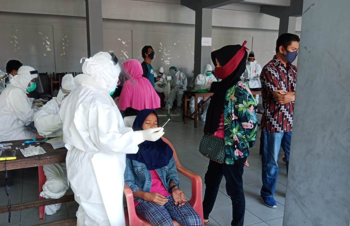 Polsek Semampir Kawal Pelaksanaan Rapid Tes di Aula Terminal Religi Ampel