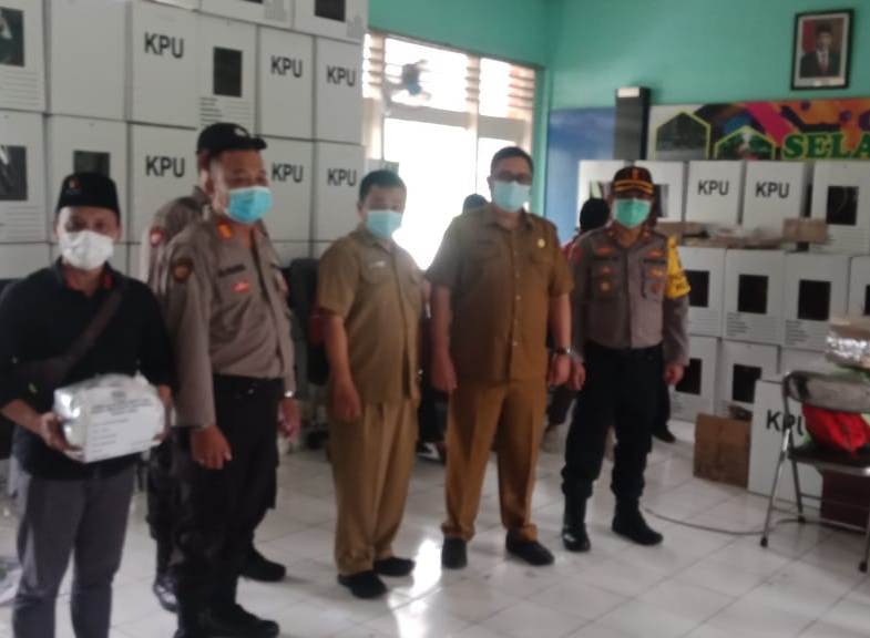 Kapolsek Krembangan Bersama Camat & Ketua PPK Kontrol Logistik Pilwali