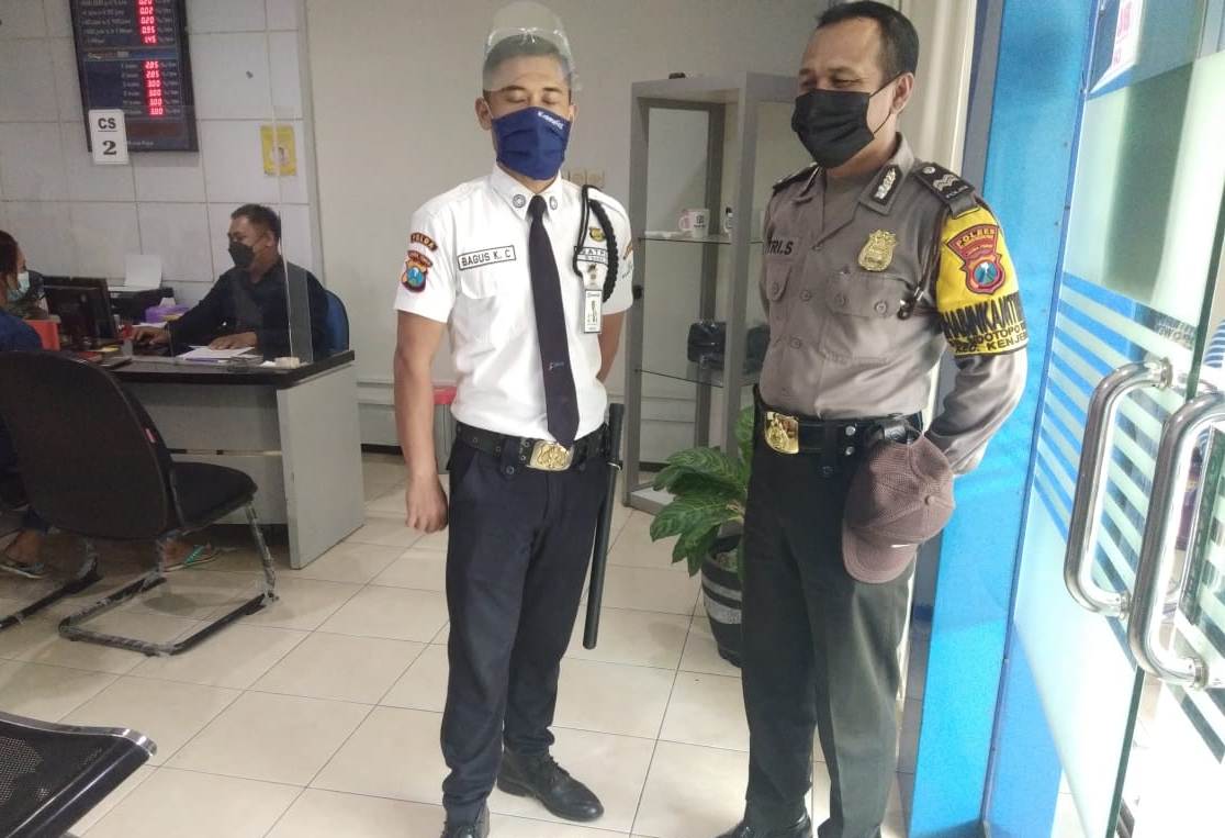Patroli Kantor BRI, Babinkamtibmas Sidotopo Wetan Sampaikan Himbauan Waspada Perampokan Nasabah