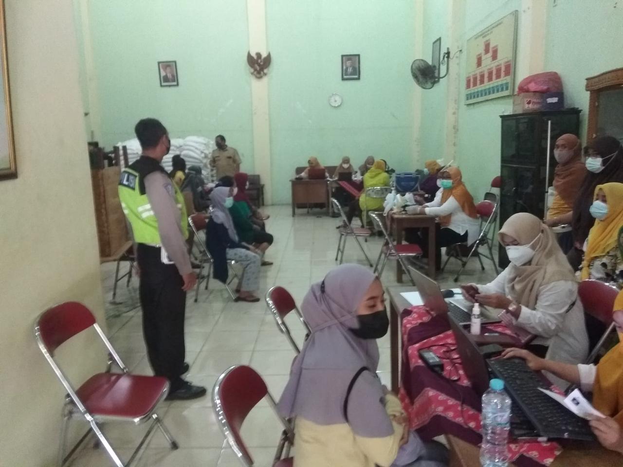 Polsek Krembangan Lakukan Pengamanan Vaksinasi di Balai RW 03 Dupak