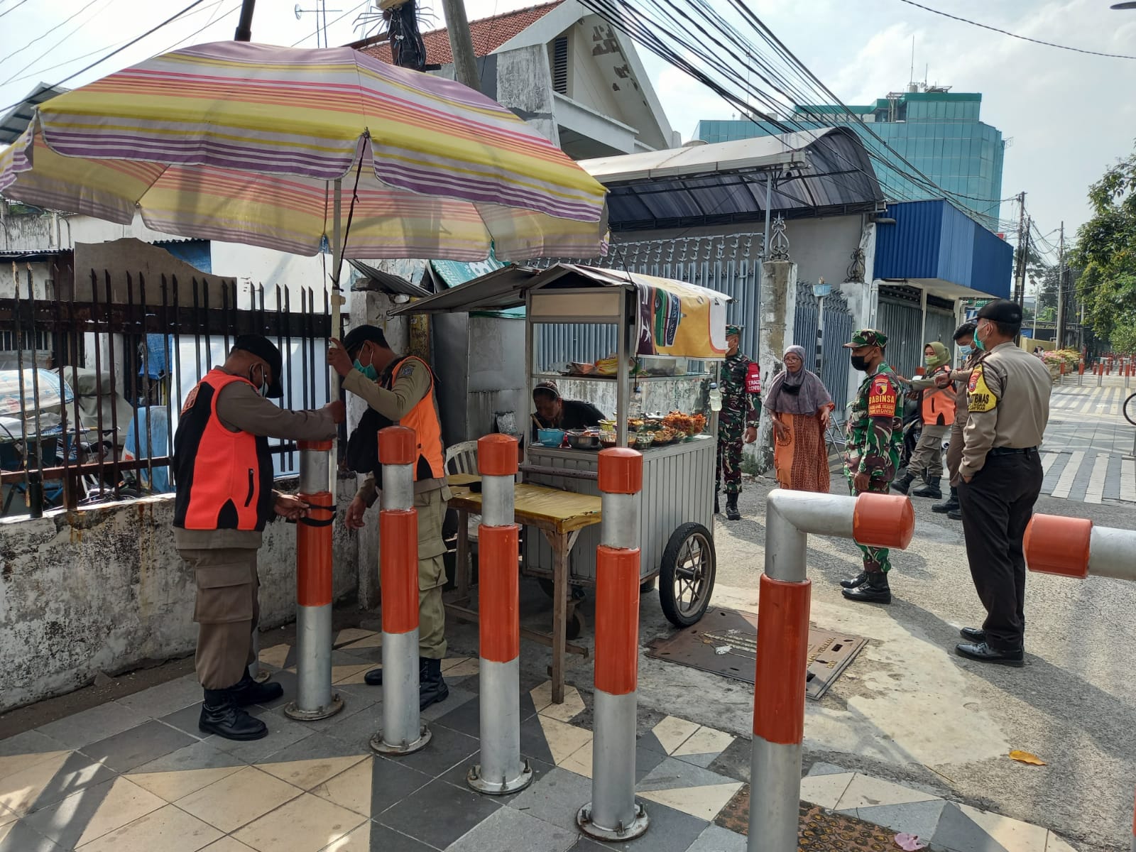 Personil Polsek Pabean Cantikan Kawal Operasi Penertiban PKL di Jalan Rajawali & Perak Timur