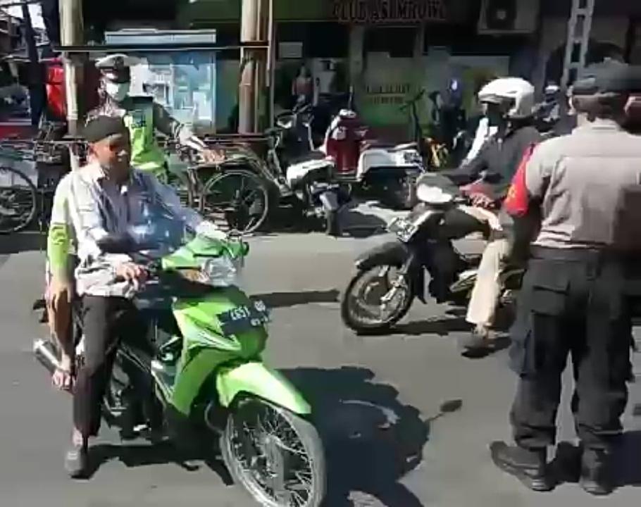 Polsek Asemrowo Bersama Satpol PP & Linmas Lakukan Operasi Penertiban Masker di Jalan Asem Raya
