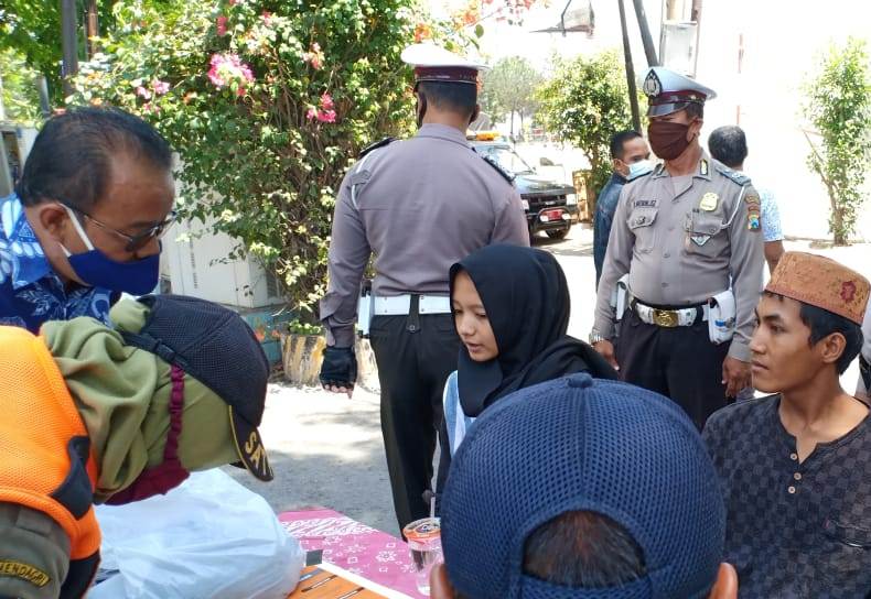 Kapolsek Kenjeran Pimpin Operasi Penertiban Masker di Depan Kantor Kelurahan Bulak