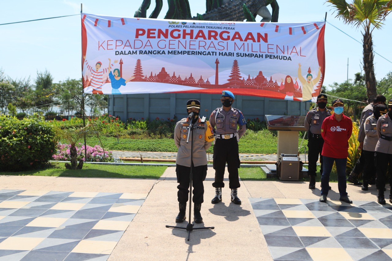 Kapolres Tanjung Perak Beri Penghargaan Kepada 6 Orang Berprestasi Dalam Upacara Sumpah Pemuda