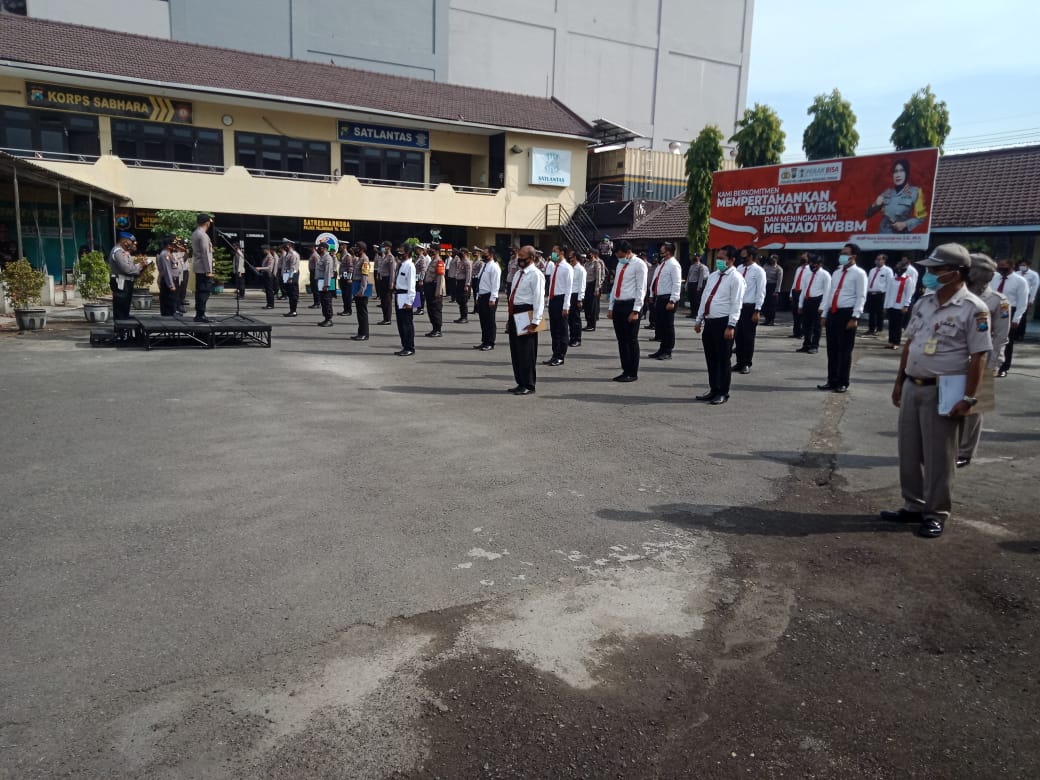Wakapolres Tanjung Perak Ingatkan Jaga Kesehatan & Keselamatan Dalam Tugas di Apel Jam Pimpinan