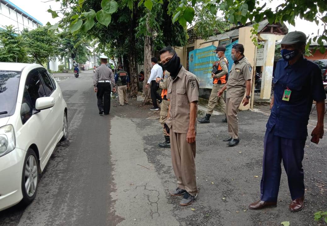 Polsek Kenjeran Gelar Operasi Penertiban Masker Bersama Personil Gabungan di Depan Kantor Kecamatan Bulak
