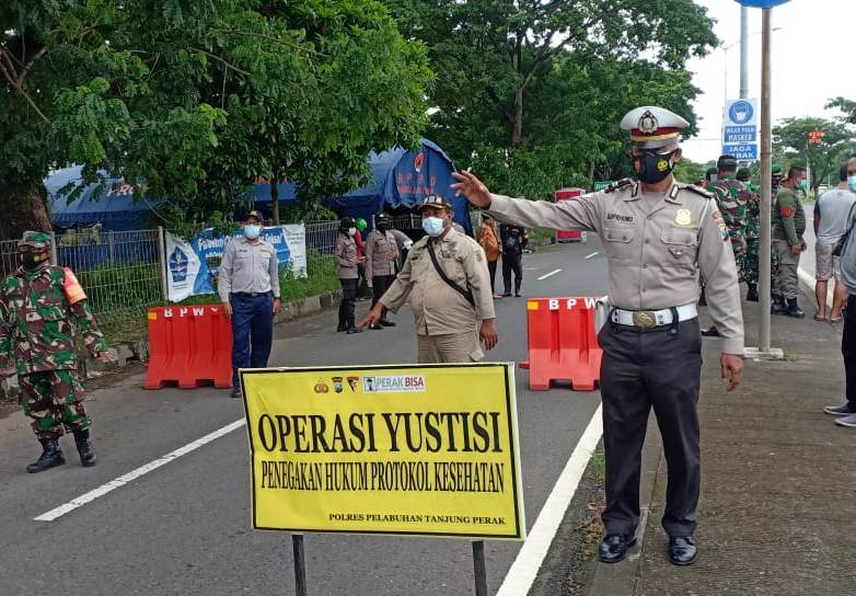Wakapolsek Kenjeran Bersama Wadanramil Pimpin Operasi Masker di Akses Jembatan Suramadu