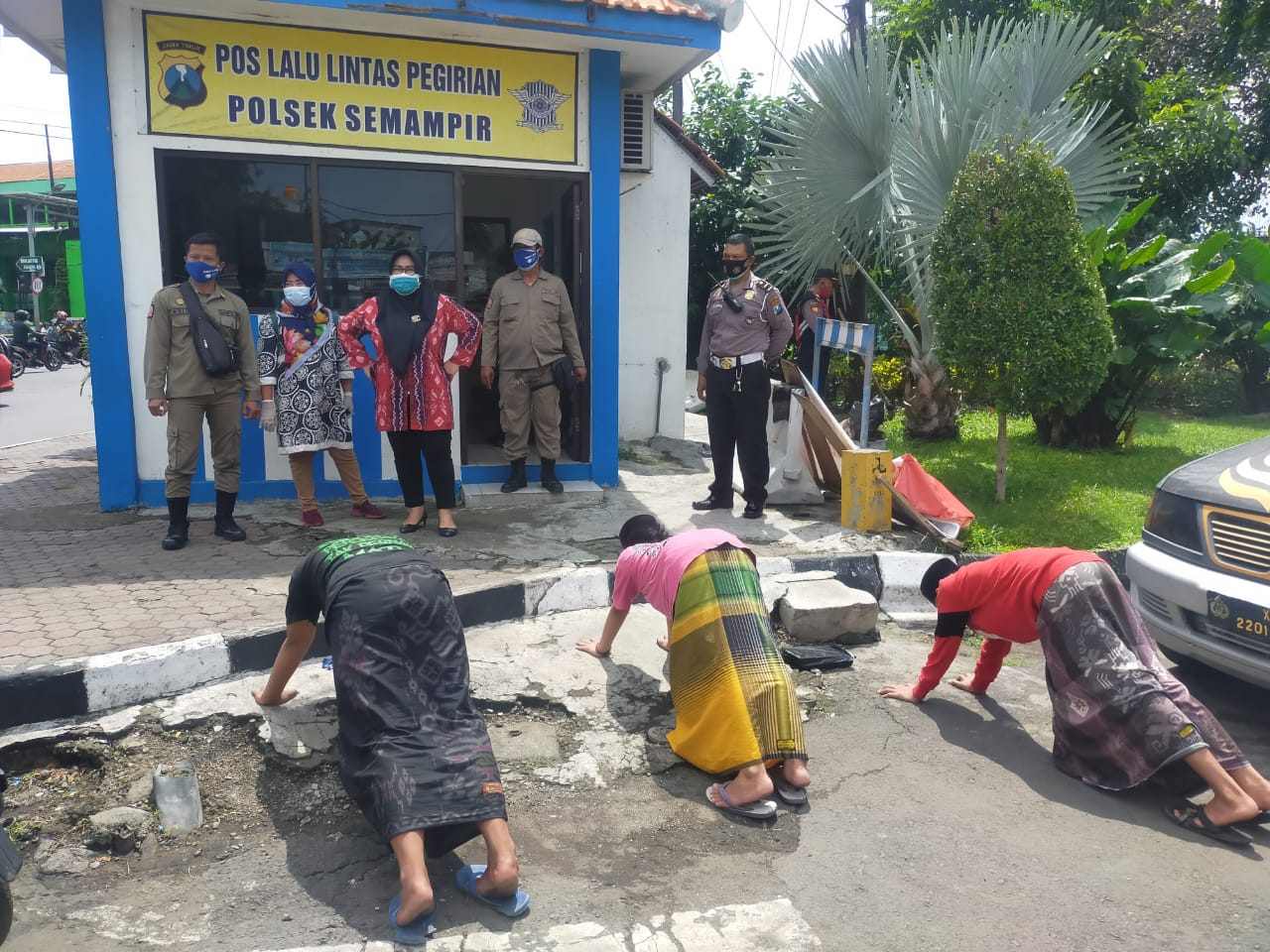 Kapolsek Semampir Pimpin Operasi Penertiban Masker di Depan Pasar Pegirian