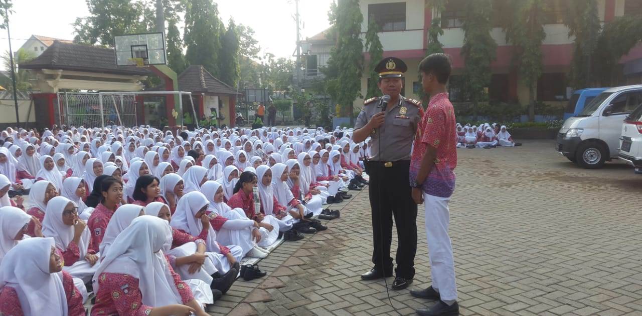 Satbinmas Polres Tanjung Perak Binluh Kenakalan Remaja & Narkoba ke SMPN 16
