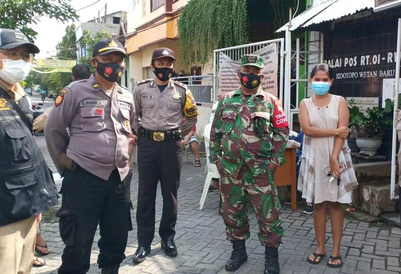 Polsek Kenjeran  Bersama Instansi Samping Ajak Warga Sidotopo Wetan Lakukan Swab Tes Massal