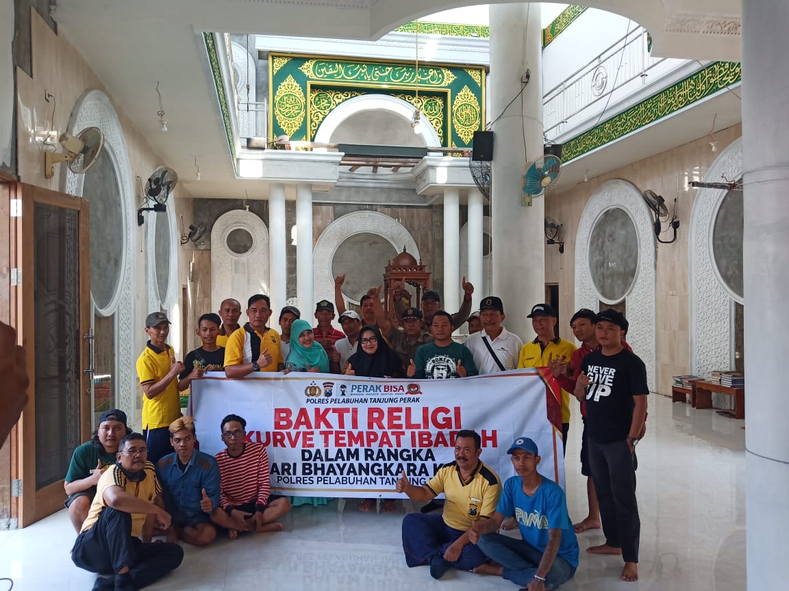 Polsek Semampir Bersama Komunitas Bonek Laksanakan Bersih-Bersih Tempat Ibadah