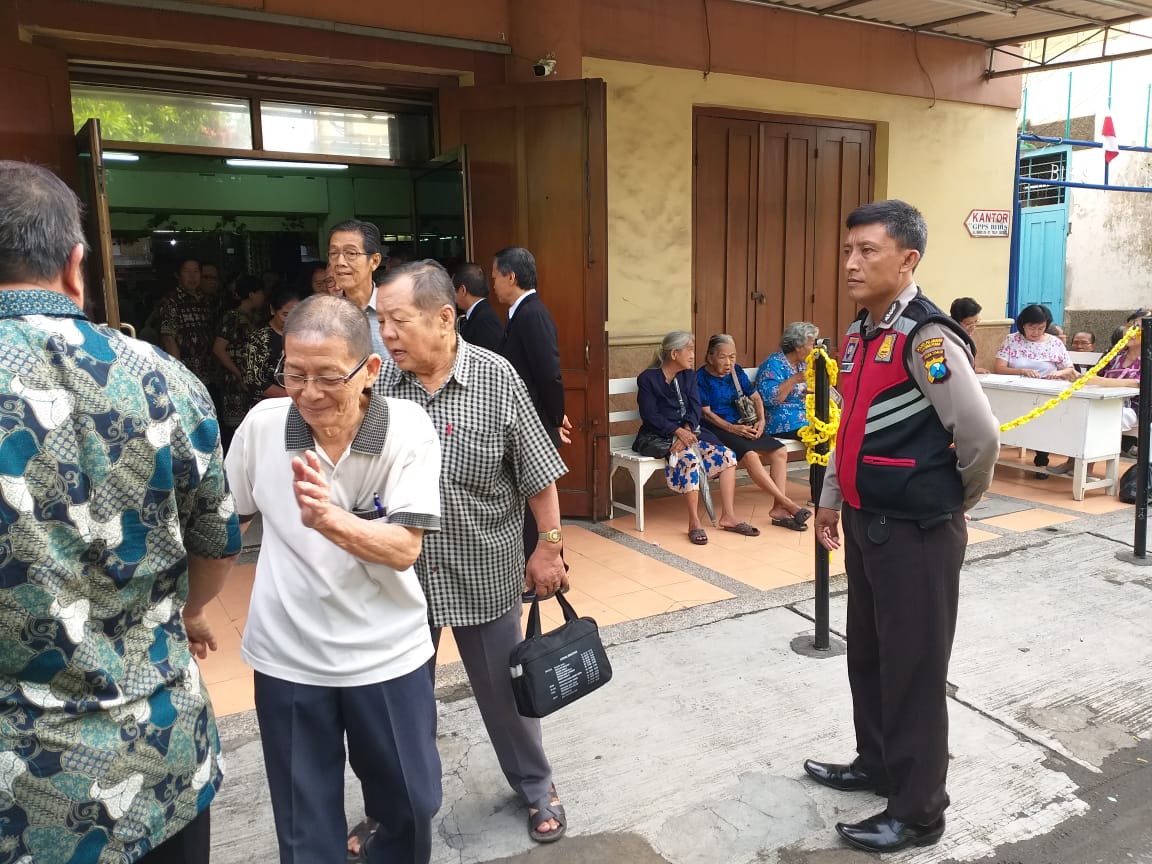 Babinkamtibmas Bongkaran PAM Kebaktian di Gereja GPPS