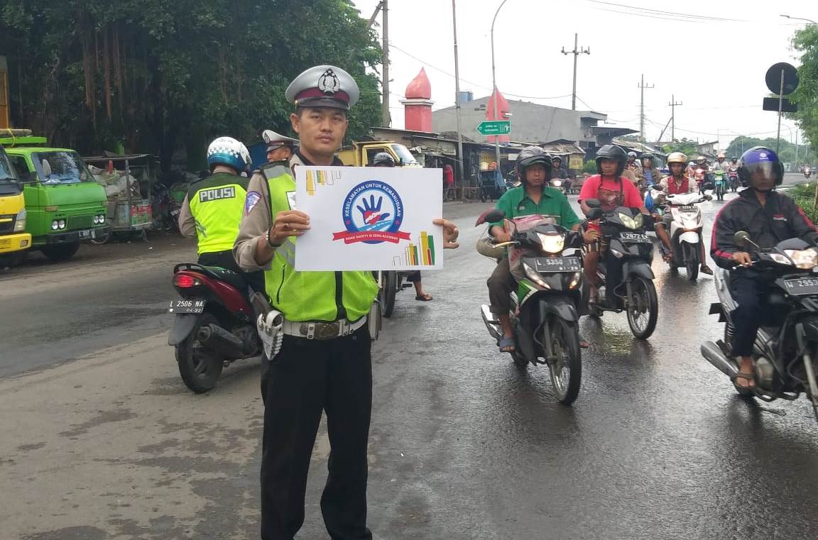 Bantu Keberangkatan Pekerja, Polsek Asemrowo Rutin Atur Lalu Lintas Pagi