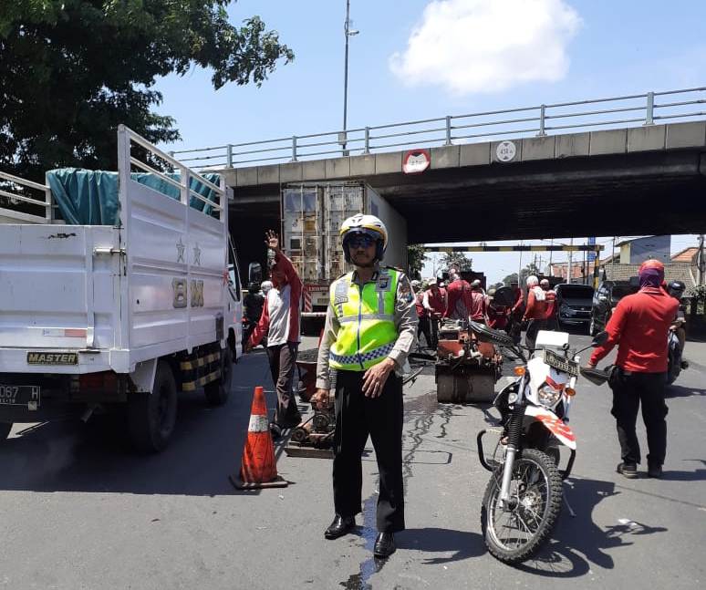 Cegah Kemacetan di Areal Perbaikan Jalan, Polsek Krembangan Lakukan Pengaturan