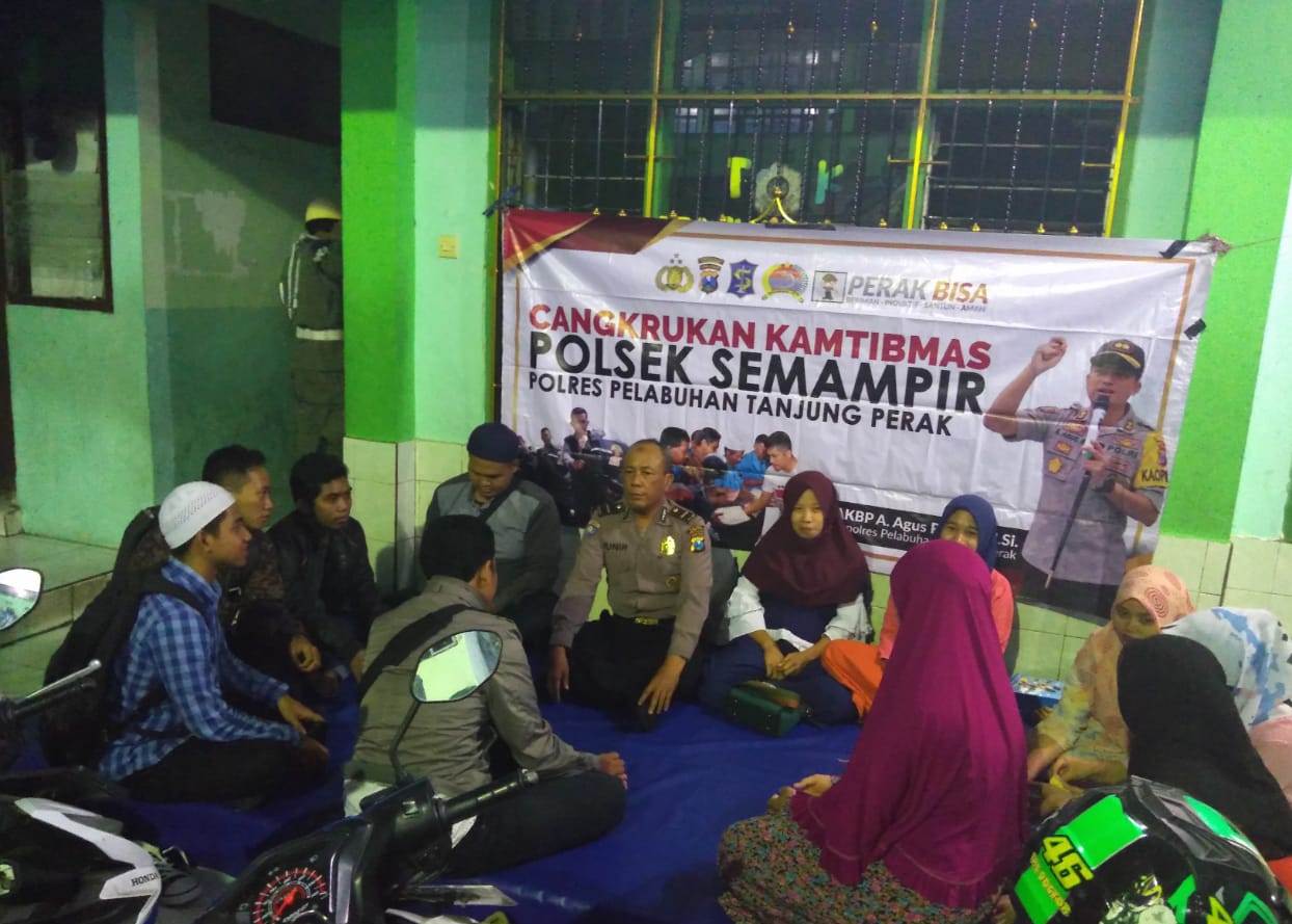 Panit Binmas Polsek Semampir Sosialisasi SPKT Door To Door di Acara Cangkrukan