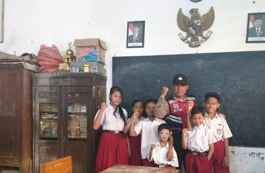 Babinkamtibmas Bongkaran Sampaikan Pesan Rajin Belajar Dalam Rabu Narsis