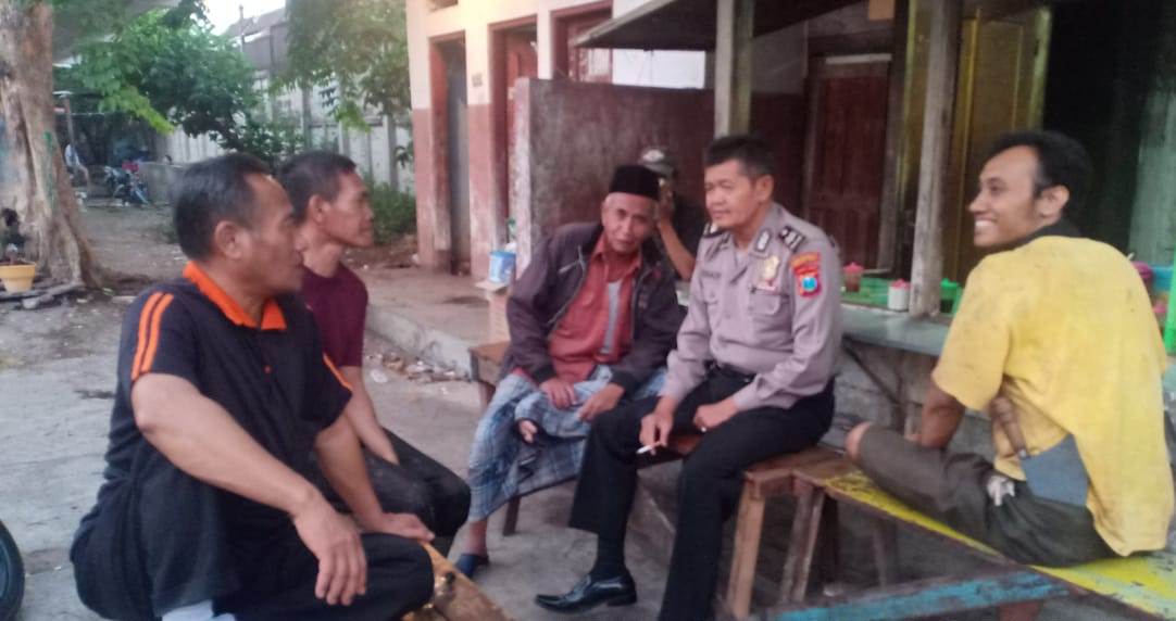 Babinkamtibmas Sidotopo Sambang Warga Pemukiman, Sosialisasikan SPKT Door To Door