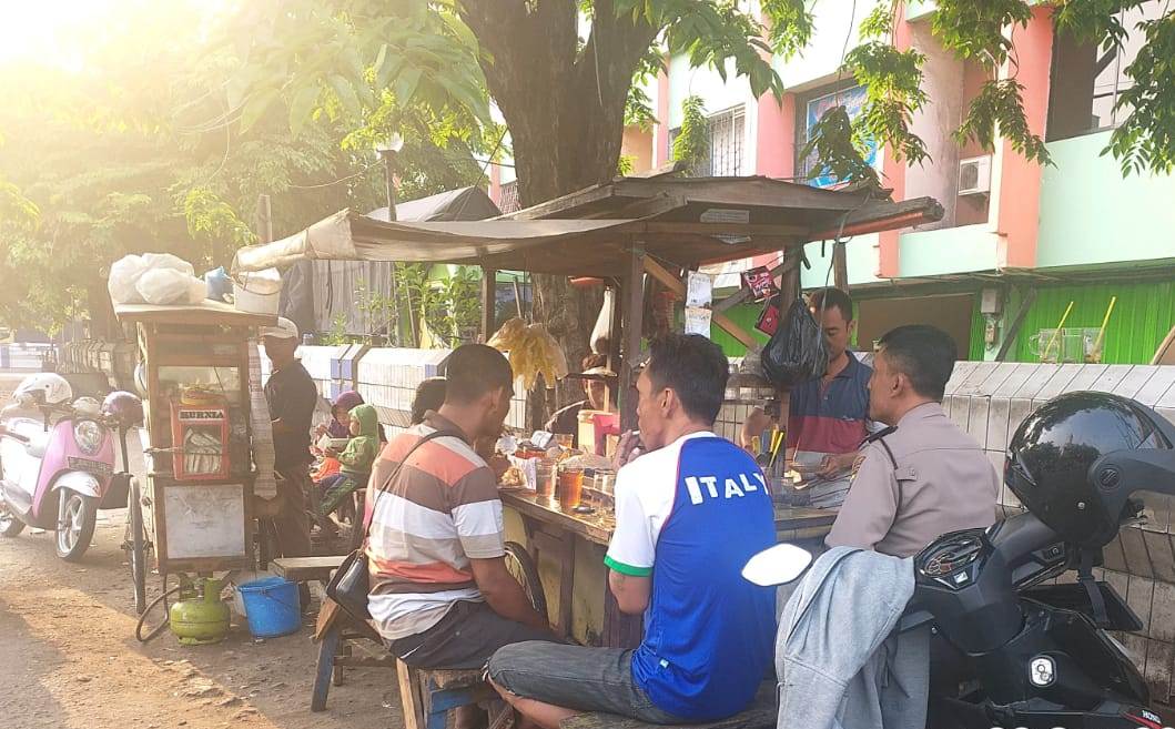 Babinkamtibmas Bongkaran Sampaikan Pesan Kerukunan Ke Pengunjung Warung