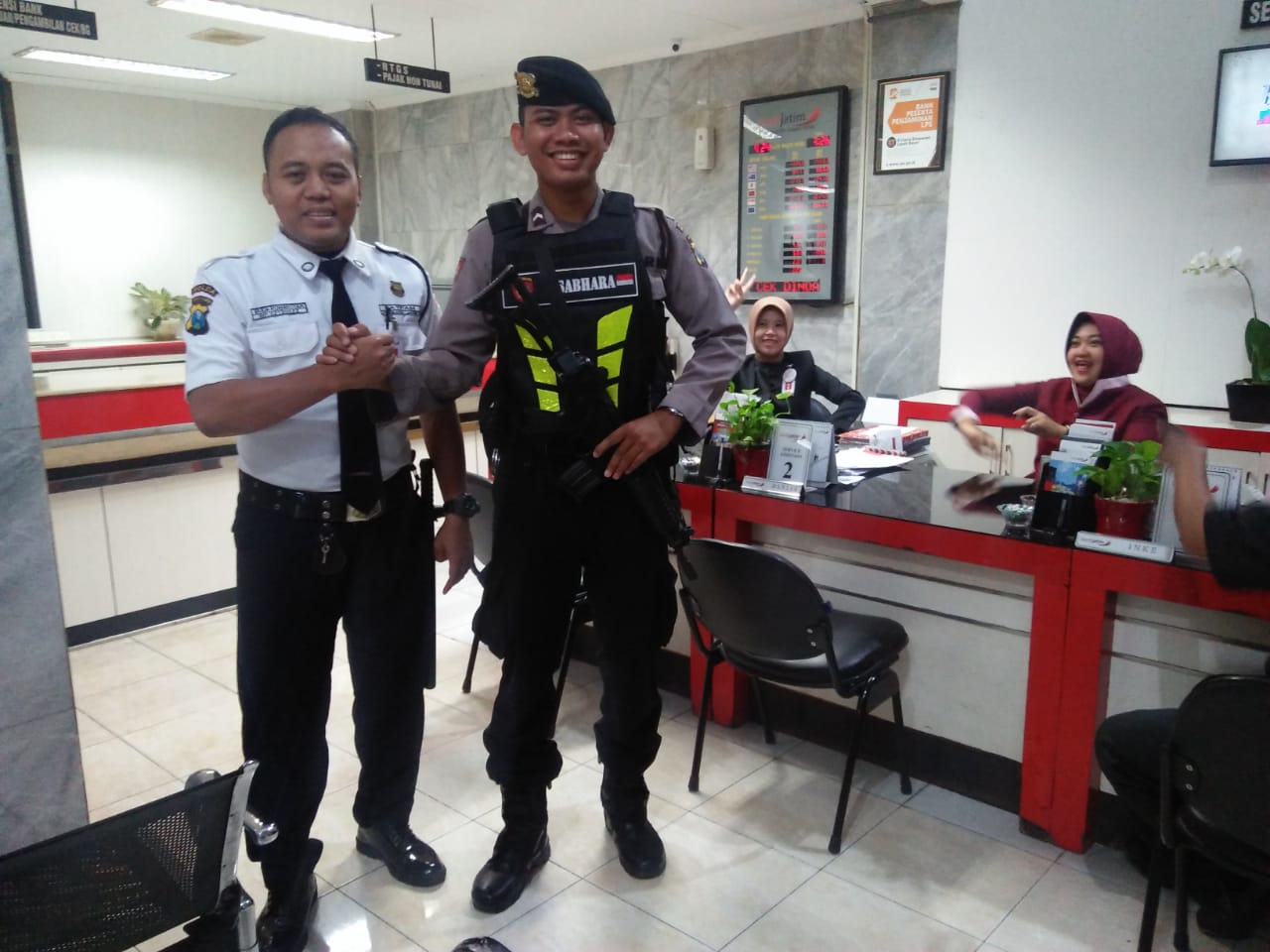 Antisipasi Perampokan, Satsabhara Polres Tanjung Perak Lakukan Pengamanan Perbankan