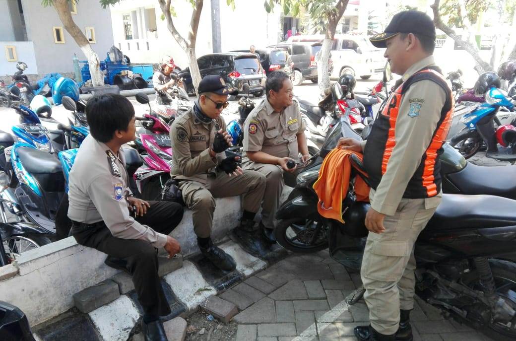 Babinkamtibmas Tambak Wedi Sosialisasi SPKT Door To Door Ke Anggota Satpol PP Kecamatan
