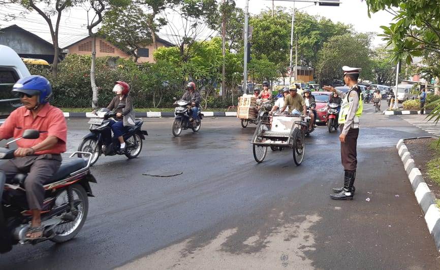 Unit Lantas Polsek Asemrowo Bantu Keberangkatan Pekerja Lewat Pengaturan Pagi