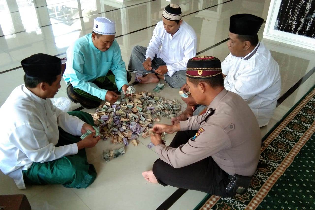 Babinkamtibmas Takal Kedinding Gelar Jumat Darling di Masjid Al Amanah