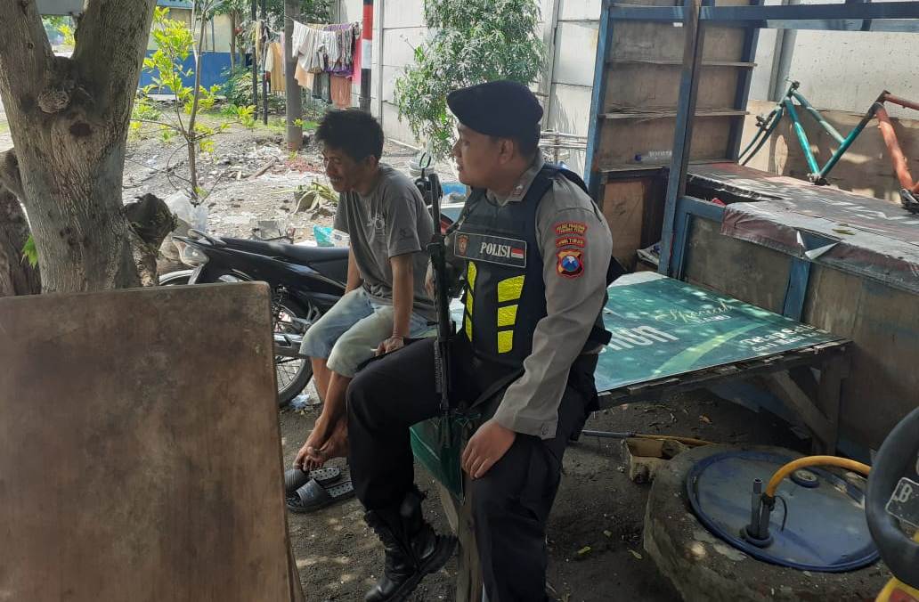 Patroli Pemukiman, Satsabhara Polres Tanjung Perak Sampaikan Pesan Waspada Orang Tak Dikenal